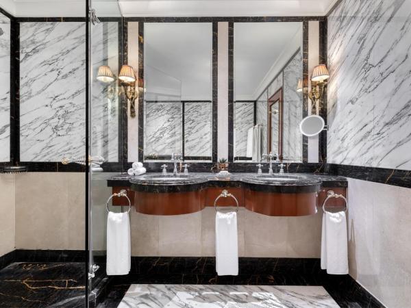 Hotel Grande Bretagne, a Luxury Collection Hotel, Athens : photo 5 de la chambre chambre deluxe acropolis avec 1 lit king-size - vue sur ville