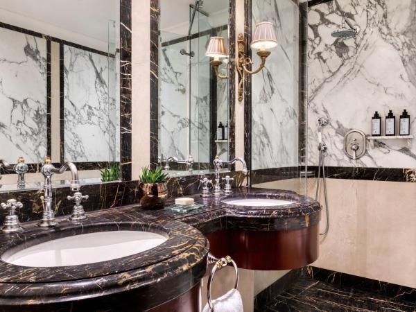 Hotel Grande Bretagne, a Luxury Collection Hotel, Athens : photo 5 de la chambre chambre deluxe avec 2 lits simples ou lits jumeaux - vue sur ville