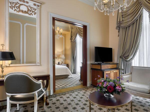 Hotel Grande Bretagne, a Luxury Collection Hotel, Athens : photo 1 de la chambre grande suite 1 chambre lit king-size - vue sur ville