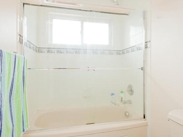 Harmony House : photo 5 de la chambre chambre lit queen-size avec salle de bains commune