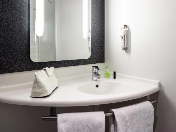 Ibis Sevilla : photo 3 de la chambre chambre double avec lit d'appoint