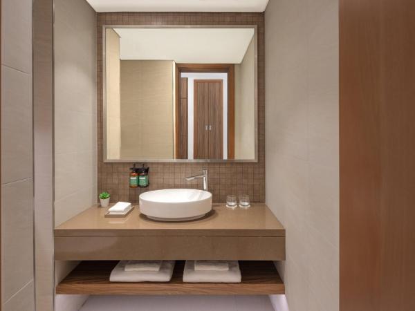 Staybridge Suites Dubai Business Bay, an IHG Hotel : photo 7 de la chambre one-bedroom suite with dining area and kitchen