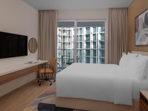 Staybridge Suites Dubai Business Bay, an IHG Hotel : photo 9 de la chambre one-bedroom suite with dining area and kitchen