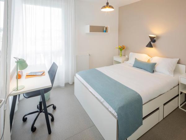 All Suites Appart Hotel Le Havre : photo 1 de la chambre appartement (2 lits doubles et 1 canapé-lit)