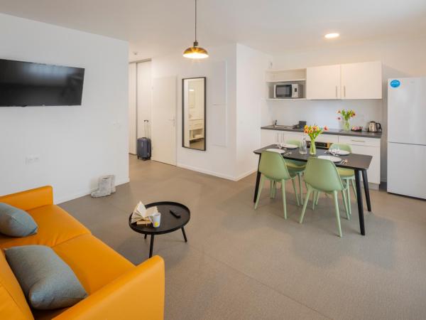 All Suites Appart Hotel Le Havre : photo 3 de la chambre appartement (2 lits doubles et 1 canapé-lit)