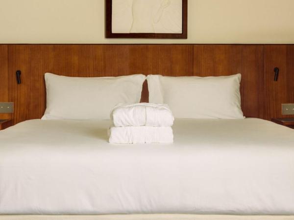 Hôtel Des Grands Voyageurs : photo 1 de la chambre chambre double « signature » avec lit queen-size