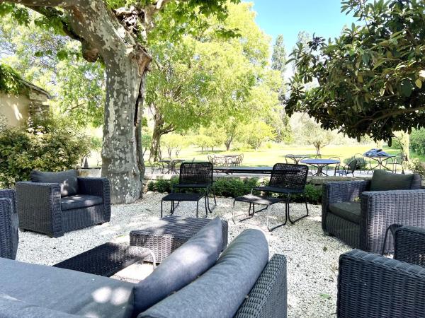 Mas Château Blanc : photo 6 de la chambre chambre double avec salle de bains privative - vue sur jardin 