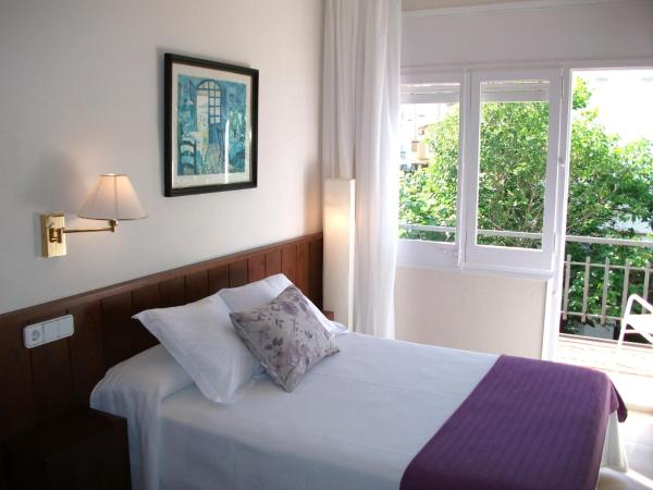 RVHotels Avenida : photo 2 de la chambre chambre double ou lits jumeaux avec balcon