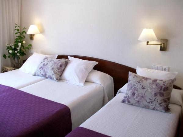 RVHotels Avenida : photo 1 de la chambre chambre double avec balcon (2 adultes + 1 enfant)