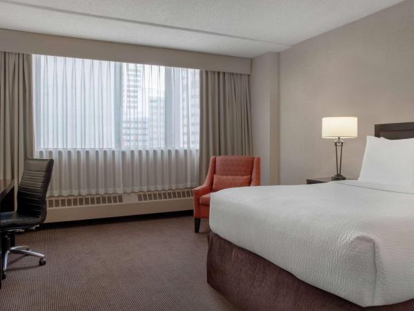 Ramada Plaza by Wyndham Calgary Downtown : photo 1 de la chambre chambre lit queen-size - non-fumeurs