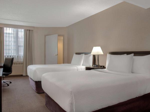 Ramada Plaza by Wyndham Calgary Downtown : photo 1 de la chambre chambre avec 2 lits doubles - accessible aux personnes à mobilité réduite/non-fumeurs