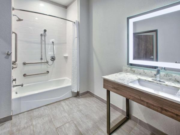 La Quinta Inn & Suites by Wyndham Dallas/Fairpark : photo 2 de la chambre studio king suite with tub with grab bars -mobility/hearing accessible/non-smoking