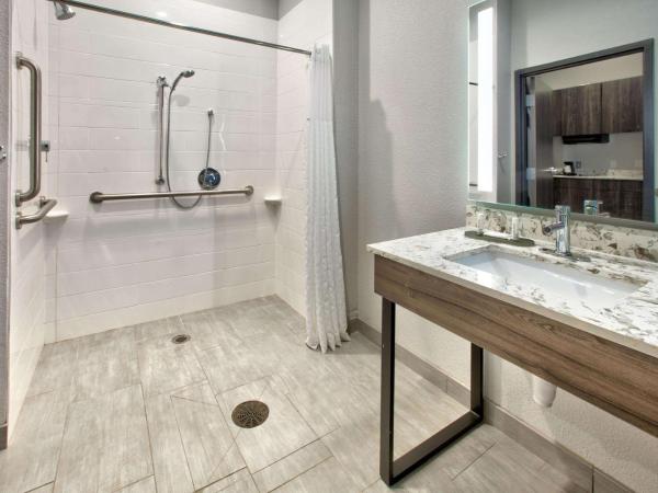 La Quinta Inn & Suites by Wyndham Dallas/Fairpark : photo 2 de la chambre 1 king bed, mobility/hearing access premier room, roll-in shower, non-smoking