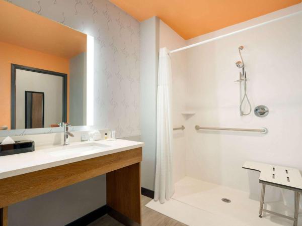La Quinta Inn & Suites by Wyndham San Antonio Seaworld LAFB : photo 5 de la chambre chambre lit king-size avec douche accessible en fauteuil roulant - adaptée aux personnes malentendantes/à mobilité réduite - non-fumeurs