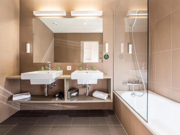 B&B HOTEL Lausanne Crissier : photo 1 de la chambre chambre familiale