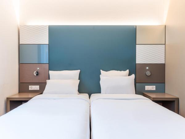 B&B HOTEL Lausanne Crissier : photo 1 de la chambre chambre lits jumeaux