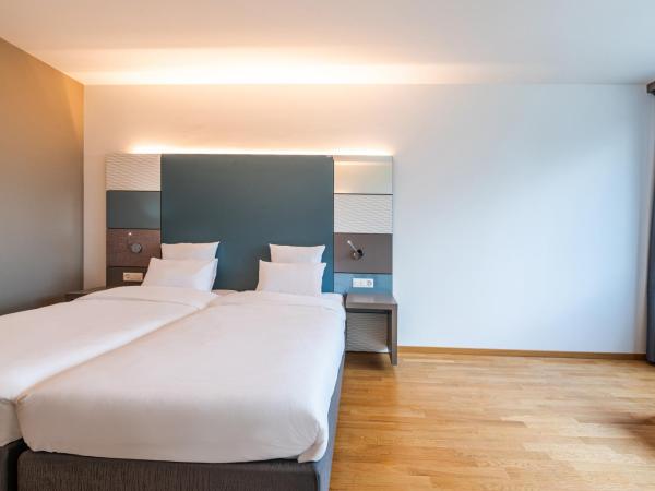B&B HOTEL Lausanne Crissier : photo 2 de la chambre chambre lits jumeaux pour personnes à mobilité réduite
