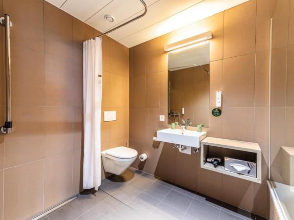 B&B HOTEL Lausanne Crissier : photo 5 de la chambre chambre lits jumeaux pour personnes à mobilité réduite