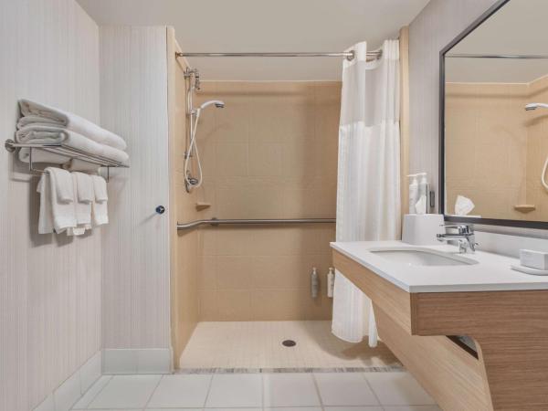 Spark By Hilton Charlotte Tyvola I-77 : photo 4 de la chambre chambre lit king-size avec baignoire accessible aux personnes à mobilité réduite