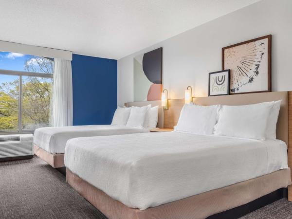 Spark By Hilton Charlotte Tyvola I-77 : photo 1 de la chambre suite 2 chambres avec 2 lits queen-size