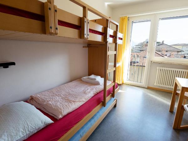 Locarno Youth Hostel : photo 1 de la chambre chambre lits jumeaux avec salle de bains commune