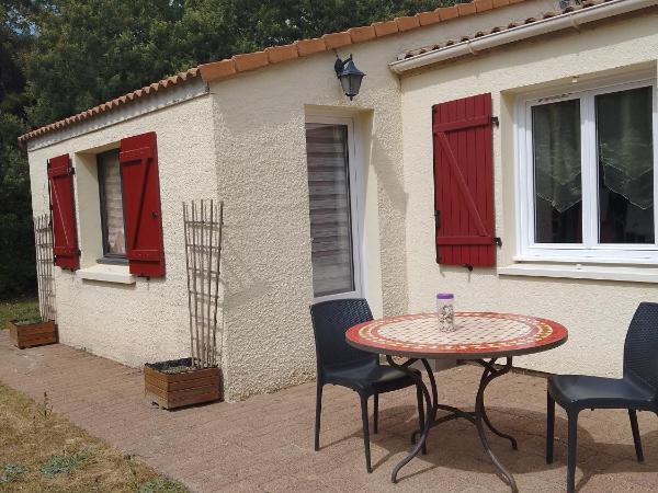 Chambre sous les mimosas 2kms plage : photo 2 de la chambre chambre double supérieure