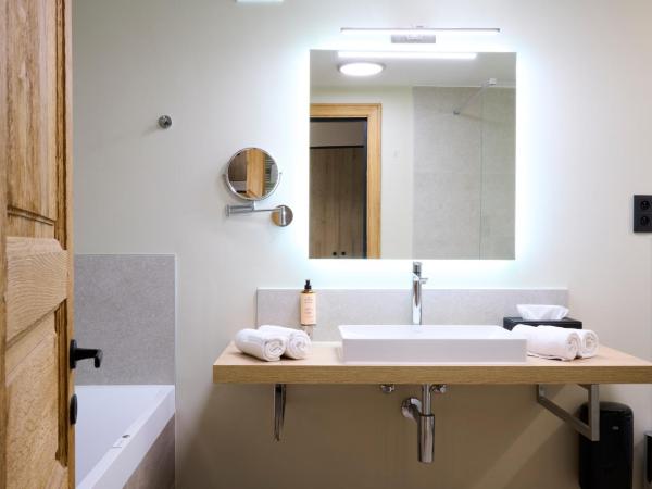 Les Tanneurs : photo 5 de la chambre chambre double avec baignoire spa