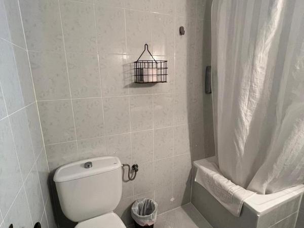 Hostal Guerra : photo 1 de la chambre chambre simple avec salle de bains 