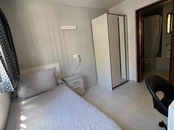 Hostal Guerra : photo 2 de la chambre chambre simple avec salle de bains 