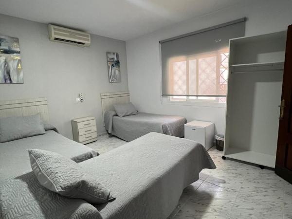Hostal Guerra : photo 3 de la chambre chambre triple avec salle de bains privative
