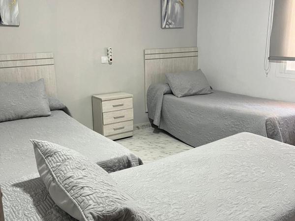 Hostal Guerra : photo 4 de la chambre chambre triple avec salle de bains privative