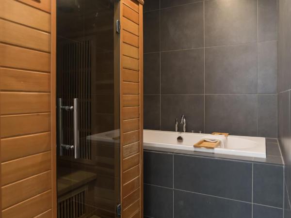 Six Boutique Hotel : photo 7 de la chambre chambre triple avec baignoire