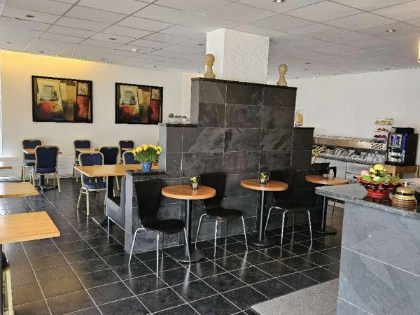 101 Guesthouse Hotel : photo 2 de la chambre chambre familiale avec salle de bains commune