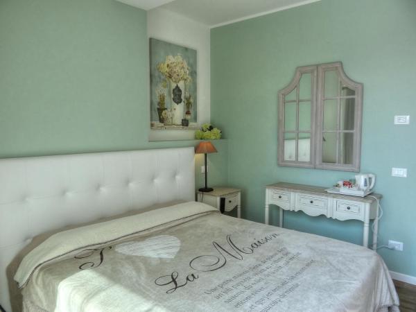 B&B La Magia dei Sogni Relais : photo 2 de la chambre chambre double - vue sur jardin