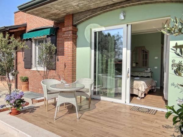 B&B La Magia dei Sogni Relais : photo 3 de la chambre chambre double - vue sur jardin