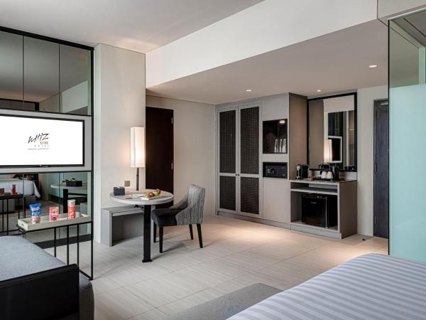 Whiz Luxe Hotel Spazio Surabaya : photo 3 de la chambre suite