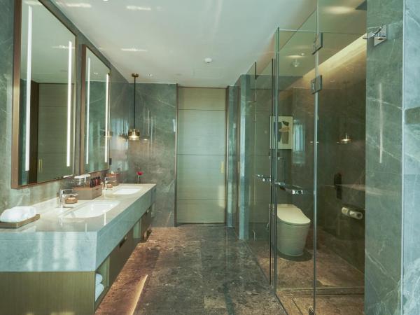 LN Dongfang Hotel Pazhou-Free Shuttle Buses and Registration Counter for Purchasing Agents during the Canton Fair : photo 10 de la chambre suite deluxe