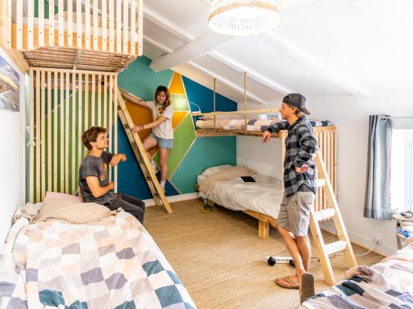 SURF HOSTEL BIARRITZ : photo 1 de la chambre lit simple en dortoir