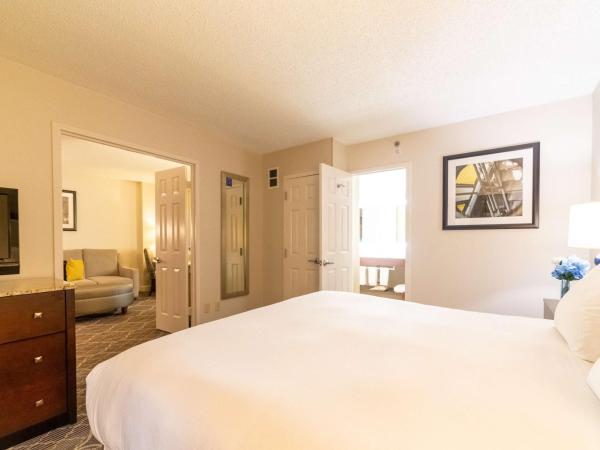 Doubletree Suites by Hilton at The Battery Atlanta : photo 3 de la chambre suite lit king-size avec canapé-lit - non-fumeurs
