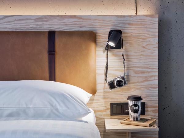 Moxy Duesseldorf South : photo 1 de la chambre chambre lit queen-size moxy fabulous plus spacieuse avec canapé-lit