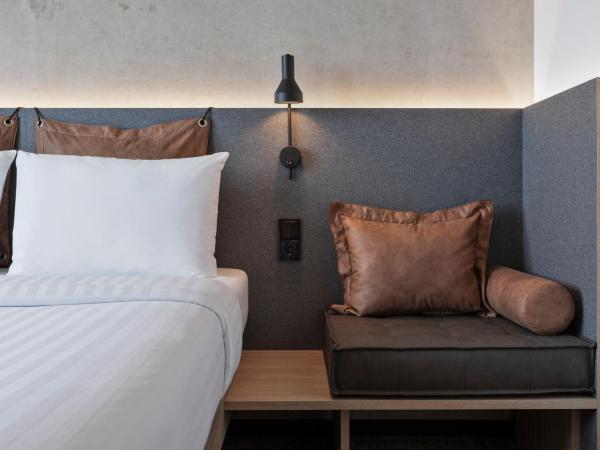 Moxy Hamburg Altona : photo 2 de la chambre chambre lit queen-size moxy fabulous sleeper avec canapé-lit