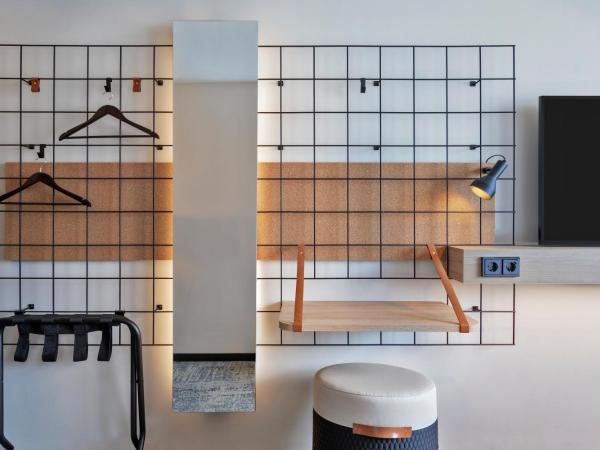 Moxy Hamburg Altona : photo 3 de la chambre chambre lit queen-size moxy fabulous sleeper avec canapé-lit