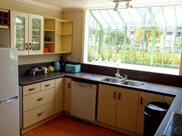 Rotorua Coachman Spa Motel : photo 9 de la chambre appartement confort 4 chambres avec bain à remous