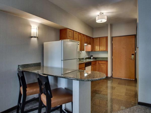 Drury Inn & Suites San Antonio Northwest Medical Center : photo 2 de la chambre chambre lit queen-size avec canapé-lit et kitchenette