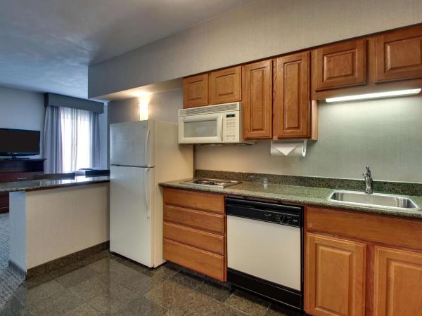 Drury Inn & Suites San Antonio Northwest Medical Center : photo 1 de la chambre chambre lit queen-size avec canapé-lit et kitchenette