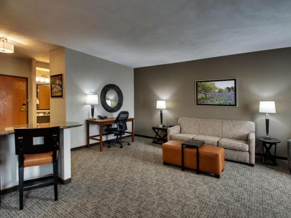Drury Inn & Suites San Antonio Northwest Medical Center : photo 3 de la chambre chambre lit queen-size avec canapé-lit et kitchenette