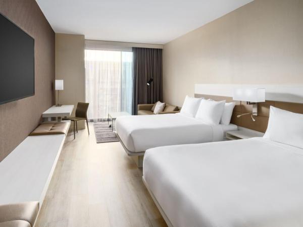 AC Hotel by Marriott Jacksonville St Johns Town Center : photo 4 de la chambre chambre avec 2 lits queen-size et canapé-lit - vue sur ville