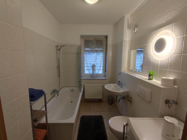 Pension Jung : photo 1 de la chambre chambre familiale avec baignoire