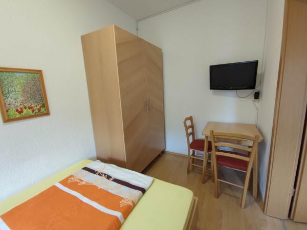 Pension Jung : photo 2 de la chambre chambre familiale avec baignoire