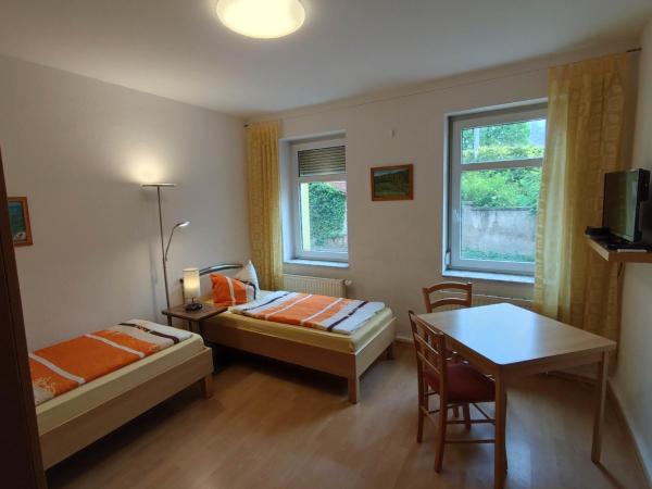 Pension Jung : photo 4 de la chambre chambre familiale avec baignoire